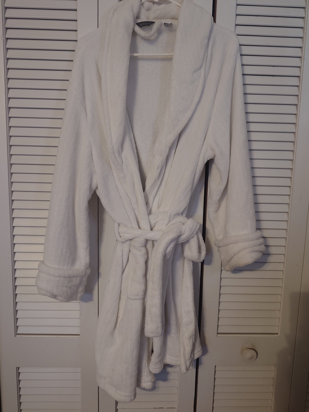 Plush White Hooded Bathrobe with Belt and Pockets